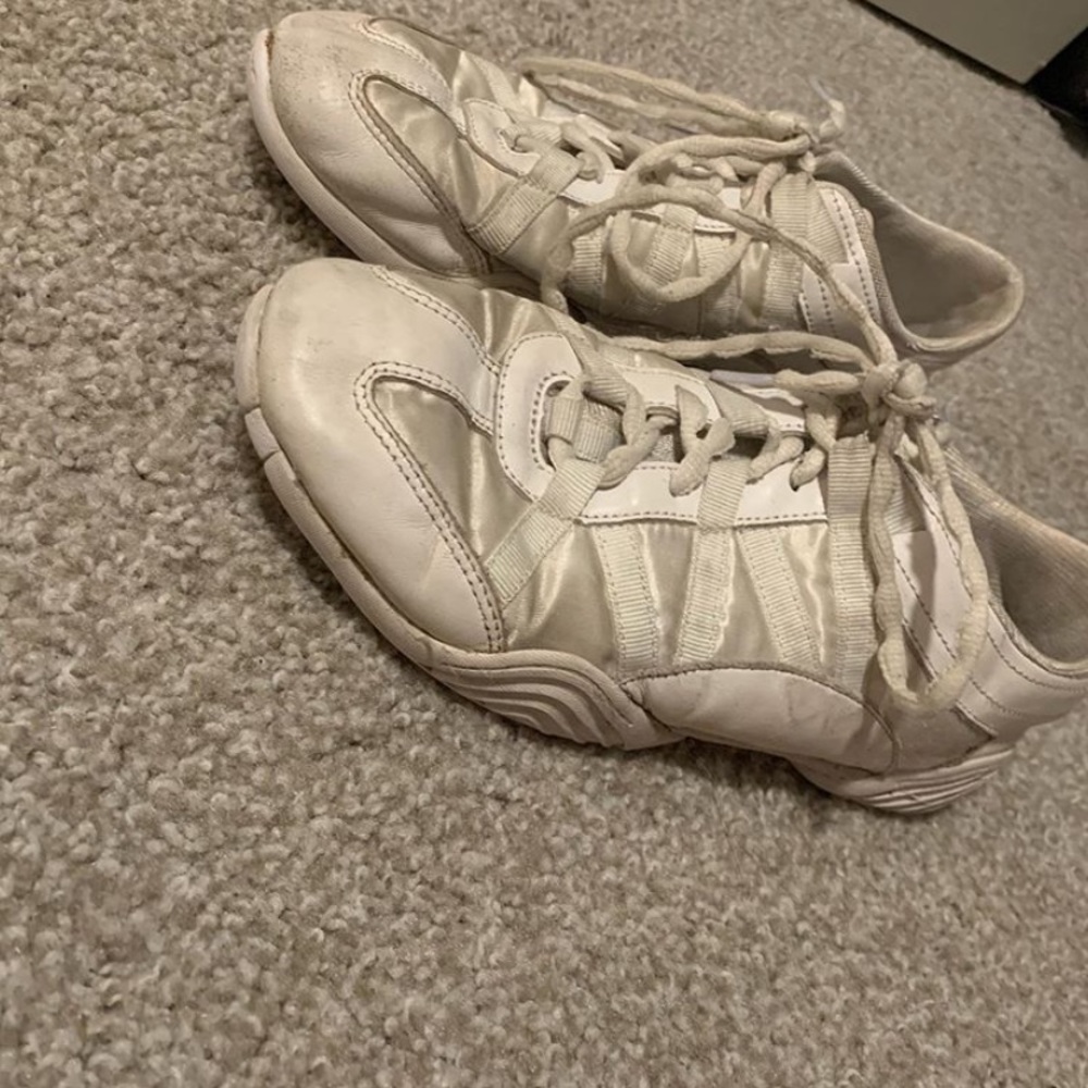 Cheer shoes